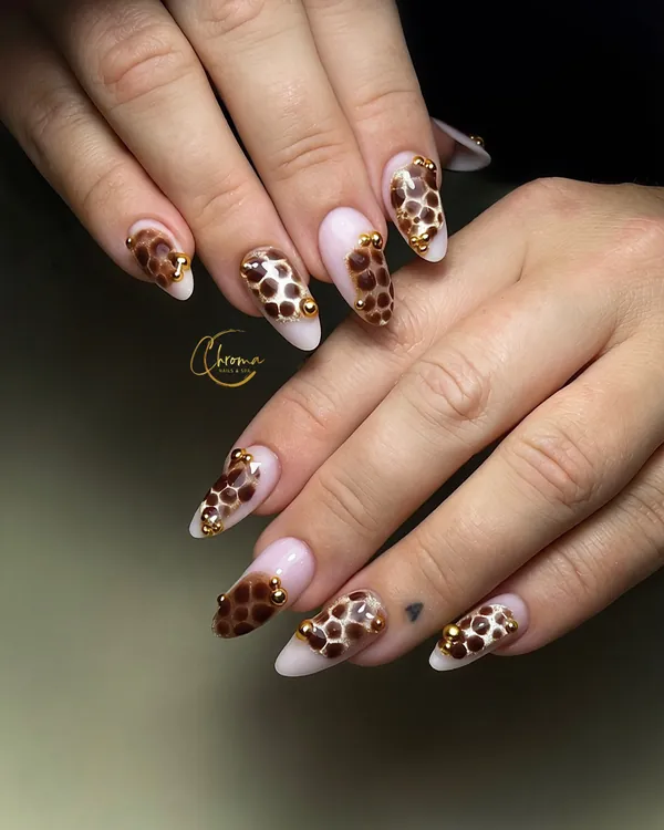 Blush nails with tortoiseshell accents and gold